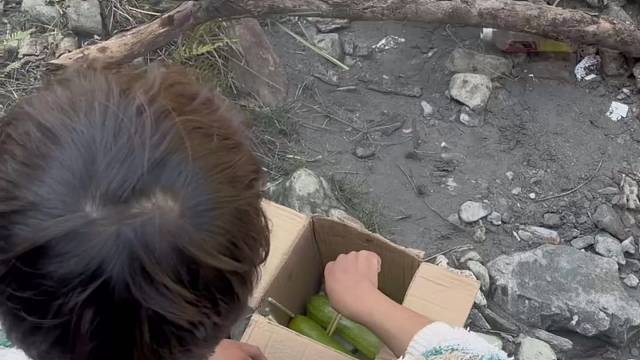 野外聚餐
一群小屁孩