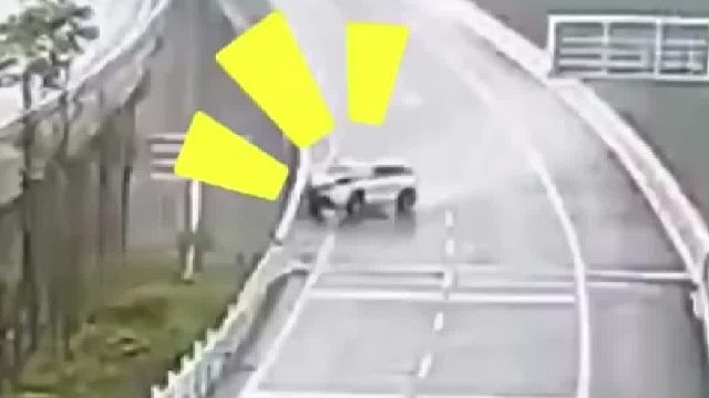 小车雨天在高速上行驶车辆打滑，连撞三次大桥护栏！