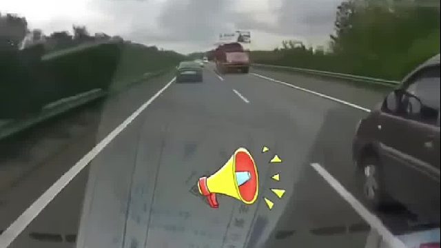 超车都不看看距离啊，让你狂解决真是大快人心！