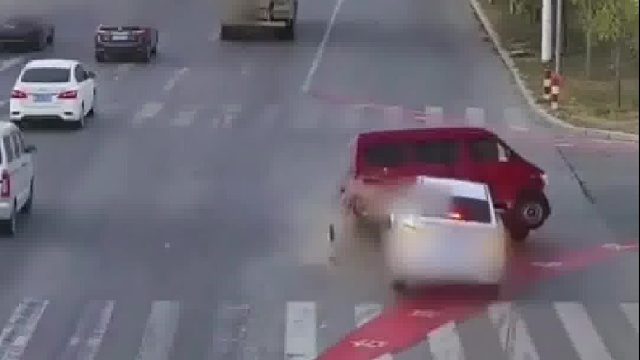 红色面包车转向没有注意后车，后车直接把它撞翻在地！