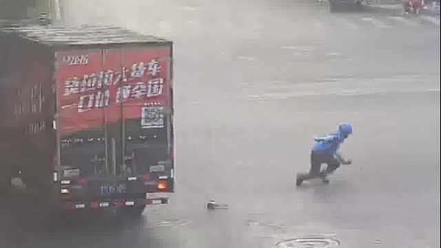 外卖小哥闯红灯遇上货车抢黄灯！