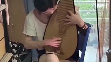 “东北甜妹”抱琵琶研究谱子，一开口让舍友瞬间破功 ​ ​