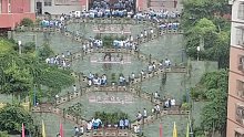 連放學(xué)都這么有儀式感……