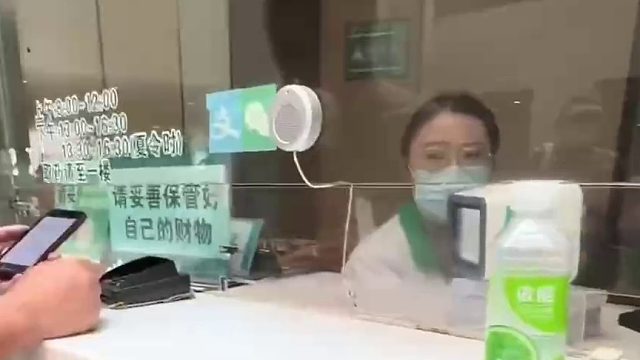 “我就多问一遍，她就开始烦了”，男子在医院窗口与工作人员起争执，工作人员：是不是医生给你什么吃多了