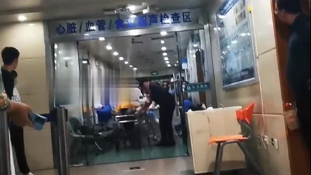 网友分享亲眼目睹的紧急抢救现场，每一个人都在为了生命全力以赴。“真的和电视里拍的一模一样。”