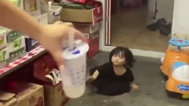 10个月萌娃看到妈妈拿着奶茶，使劲单脚爬只为跟上妈妈
