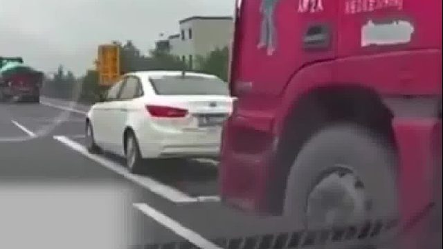 高速上大货车突然变道殃及后方小车！