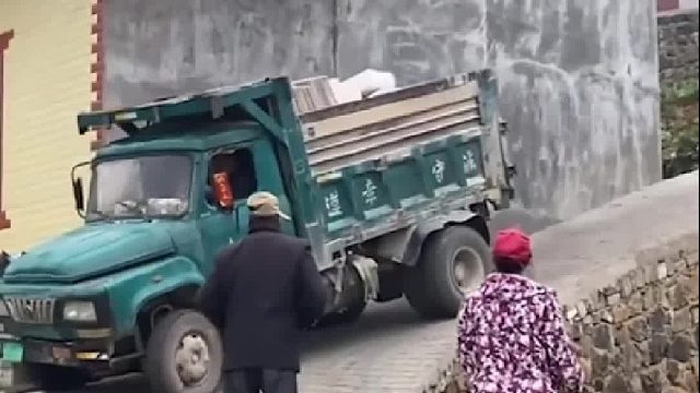 老司机遇上超大斜坡竟然是这样操作，你知是为什么吗？