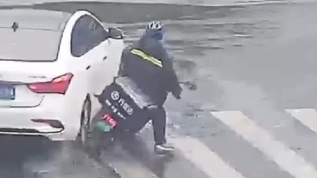 转弯不让酿事故！