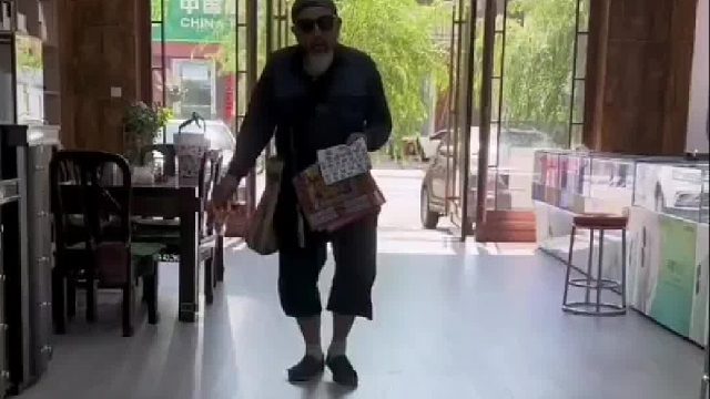 大爷送财神，老板娘直呼太早了，聋哑人居然能听到老板娘说话