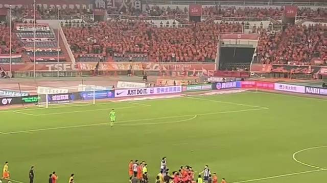 踢的不咋地，群殴倒是很有经验！