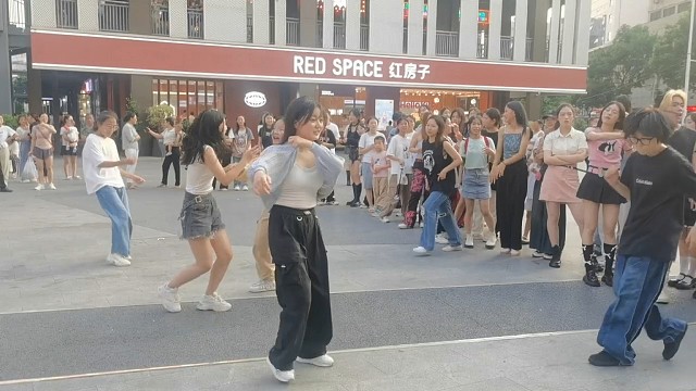 今天下午可以是可以放松了，可以自我跳舞了。希望大家明天带我上战神。我们有大佬。你带我上分吗，大神带我