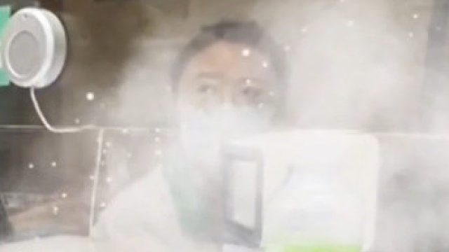 男子在医院窗口与工作人员起争执称：我多问一遍她就这样。男子被工作人员暗示药吃多了