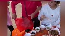 大妈吃席刚开吃就掏袋打包，未料上菜阿姨反将一军，尴尬到石化！
