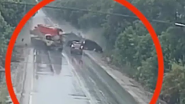 一辆拖拉机因雨天侧滑与对向行驶的吊车和五菱车发生碰撞！