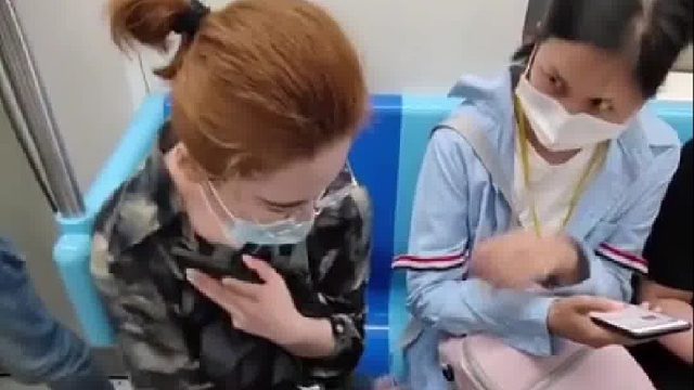 网友在地铁上拍到一位打扮精致的女士坐在一名女乘客旁边，先是拉开距离，然后不停地掸裤子，捂着鼻子