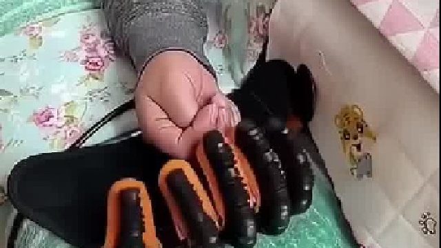 手部动作康复训练辅助设备，如果把这个理念扩展到全身，就是动作辅助机甲了