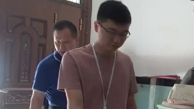 男子组织制售假酒案值370多万，当民警抓捕铐住他媳妇时他崩溃了…