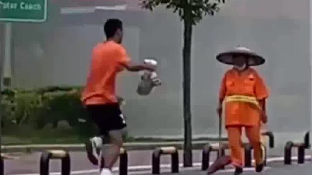 一服务区内一辆大货车突发自燃，一支教师队伍冲上前展开救援，几分钟内将火扑灭。