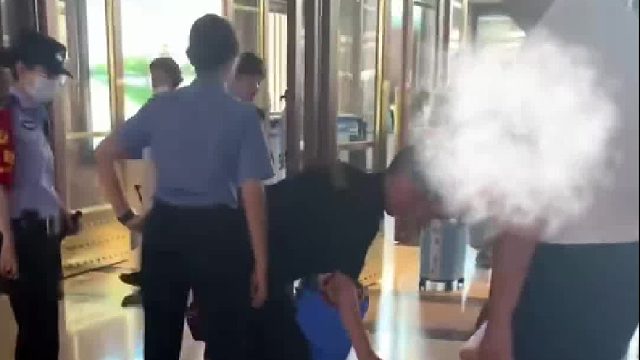 大娘乘坐高铁拒绝安检，被工作人员阻拦后，大娘直接走人连行李都不要了