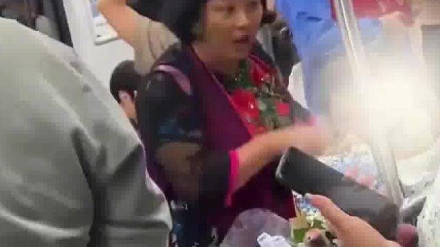 地铁上女子抱鲜花不方便让座，被领着孩子的大妈指责：“你父母怎么教育你的你废了”