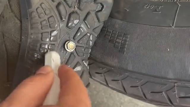 这么大的钉子，要用蘑菇钉补胎