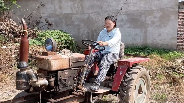 妞妞回娘家开四轮车，婆婆提前备好礼，被一家人疼爱真幸福