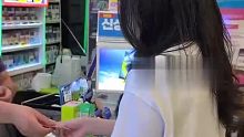 女子在韩国便利店买东西对着店员......