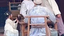 小女孩误入景区演戏现场，工作人员给了个小酒壶完美融合