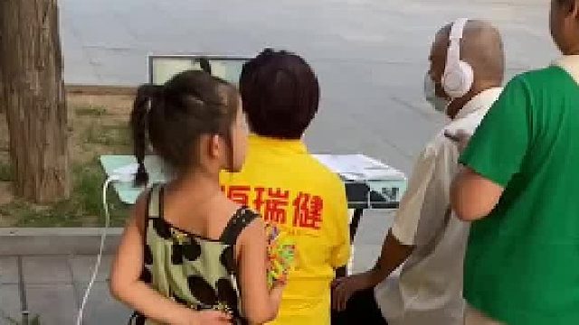 这个就和做核磁共振一样。拍摄者：可他只戴了一个耳机啊