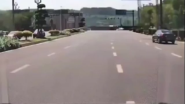 副驾鼓励司机大胆抢黄灯通过，没想到撞上电瓶车！