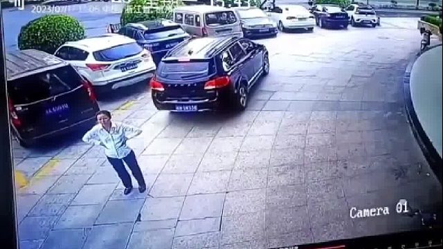 商场门前的监控SUV倒车，将车后一名女子撞翻！