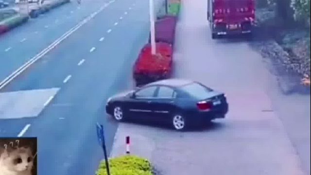 黑车转弯不让直行发生碰撞！