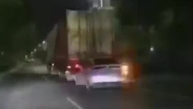 货车尾部卡进轿车拖行数公里，好心司机发现一路狂追将其拦停！