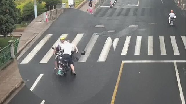 男子被撞还要承担责任，到底什么情况？