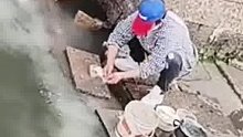 游客看到两人在景区池塘边，一个洗碗一个洗痰盂…网友直呼：不敢细想