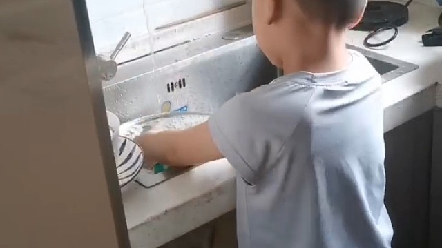 做家务从娃娃抓起