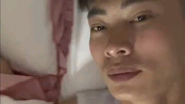 当我睡前故意亲她一口