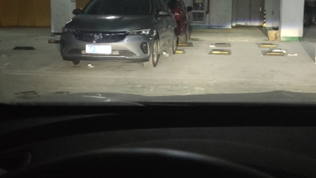 钟情于夜晚，喜欢晚上开车的感觉
​让我疲惫于路上做一个寡言却心有一片海的