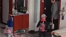 男孩一周没回家，一进门把全家喊了个遍，网友：一家人都在宝宝心中。