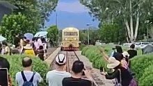 游客不顾列车鸣笛执意在轨道上拍照最终逼停列车！