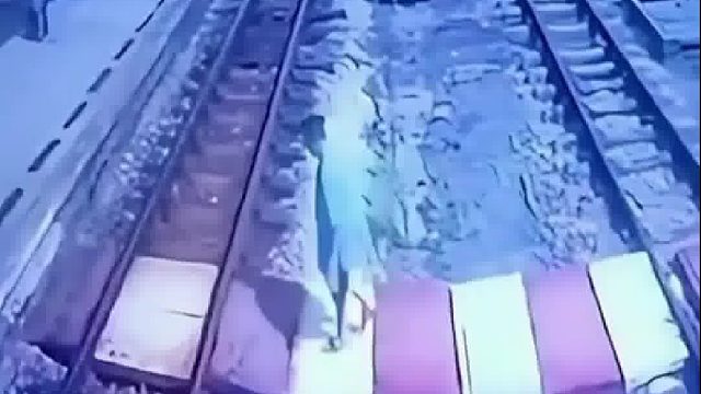 老人无视火车过铁轨被车站站长成功救下！