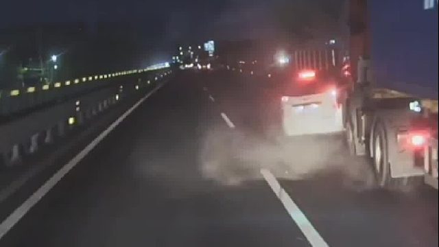 小车高速强行超车瞬间漂移撞上护栏！