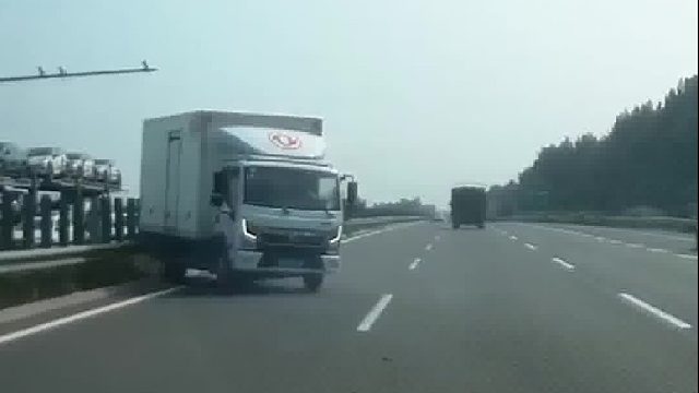 小车在高速上强行超车发生事故！