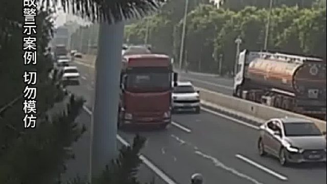 货车突然爆胎旁边车辆跟着遭殃！