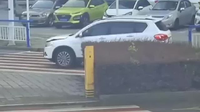 数分钟内男子两次肇事后逃逸！