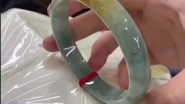 在阿董家收到的手镯胚起货是长什么样的呢？来看看姐妹们的起货吧。