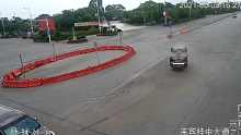 惊险一幕！两车都不减速，结果被撞腾空翻转，车顶180度磨地大转体，还好驾乘人员都系安全带。