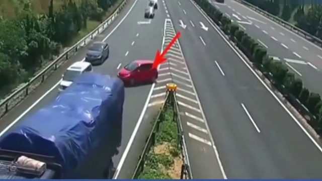 大货车在高速错过出口还倒车出去！