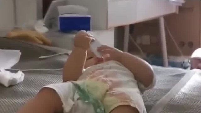 六个月的宝宝玩着玩着突然坐起来了，一旁拍摄的妈妈都惊呆了……